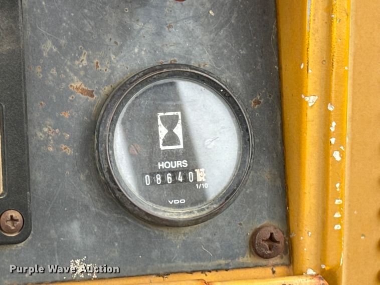 image for item NK9151 1988 John Deere 450G dozer