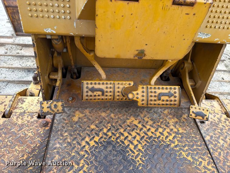 image for item NK9151 1988 John Deere 450G dozer