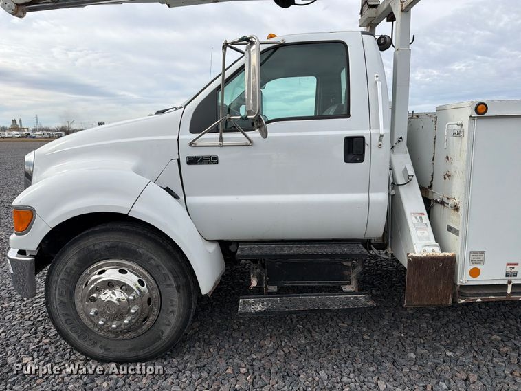 image for item YA2001 2005 Ford F750 Super Duty bucket truck