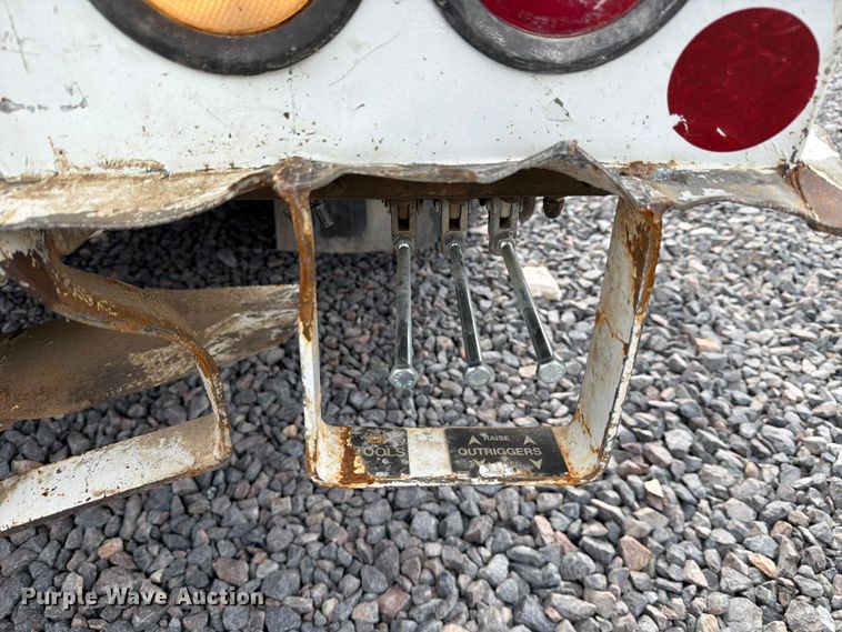 image for item YA2001 2005 Ford F750 Super Duty bucket truck