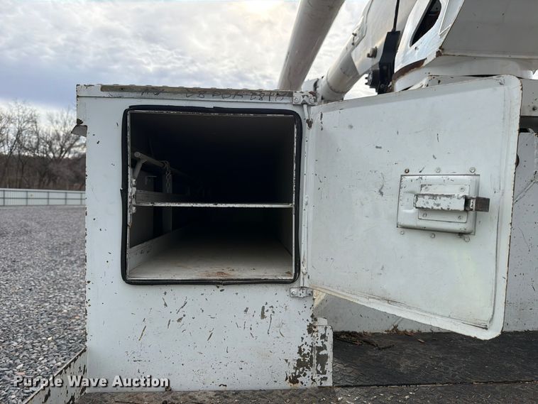 image for item YA2001 2005 Ford F750 Super Duty bucket truck