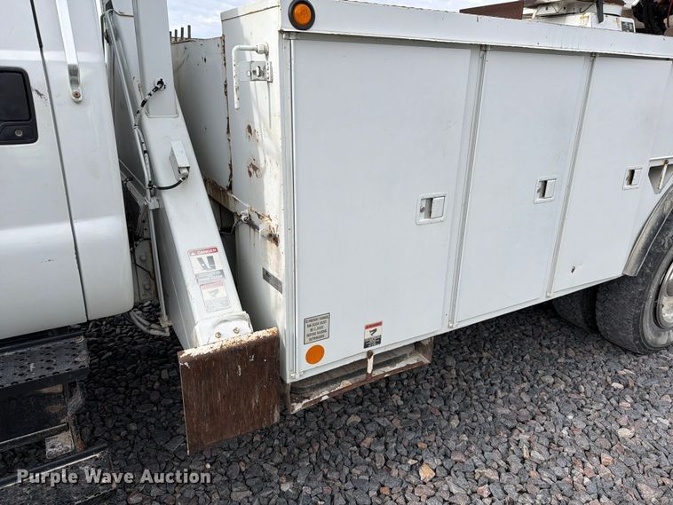 image for item YA2001 2005 Ford F750 Super Duty bucket truck