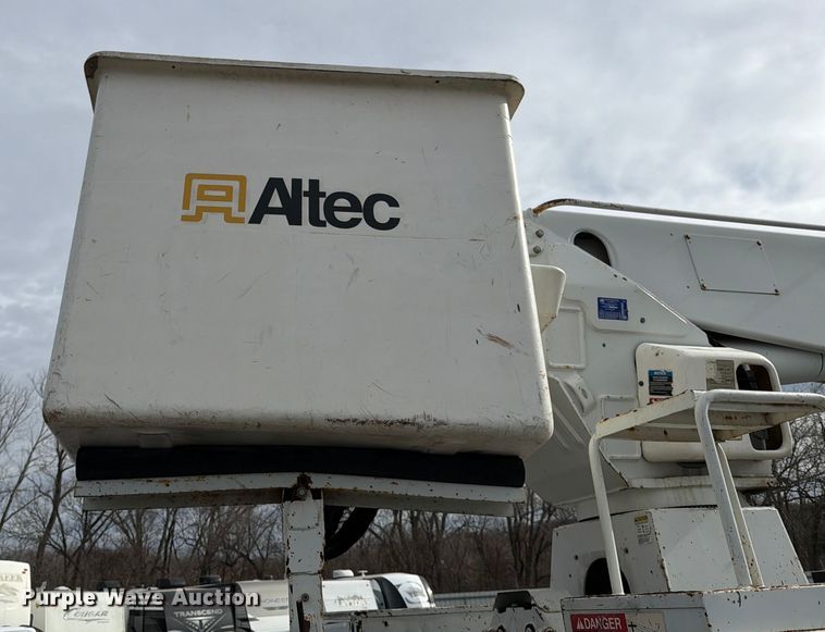 image for item YA2001 2005 Ford F750 Super Duty bucket truck