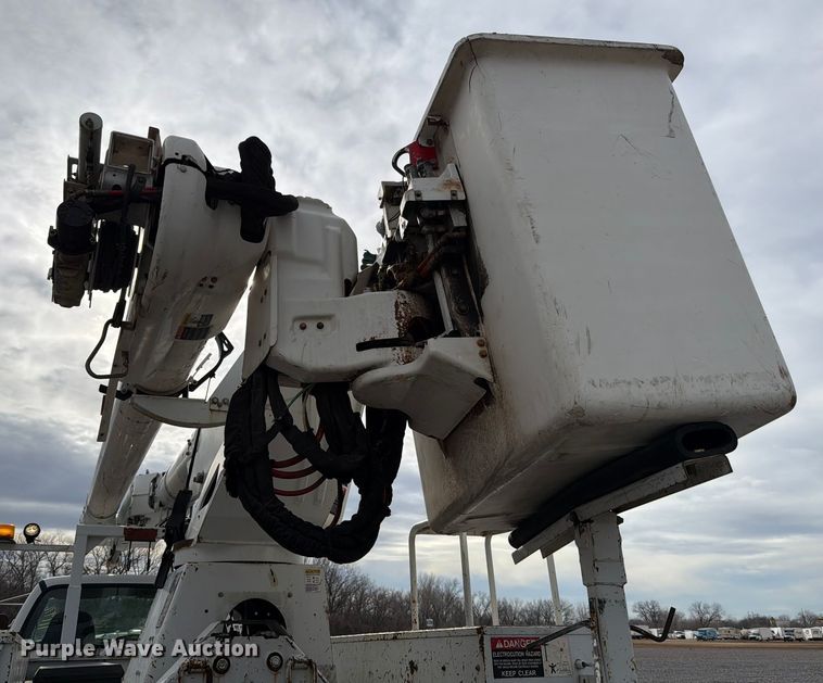 image for item YA2001 2005 Ford F750 Super Duty bucket truck