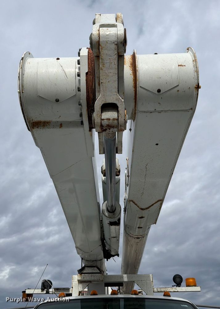 image for item YA2001 2005 Ford F750 Super Duty bucket truck