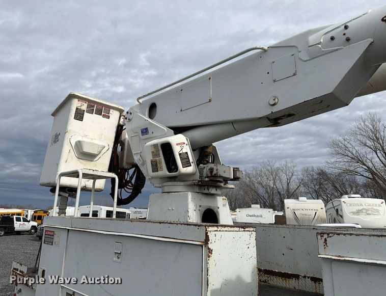 image for item YA2001 2005 Ford F750 Super Duty bucket truck