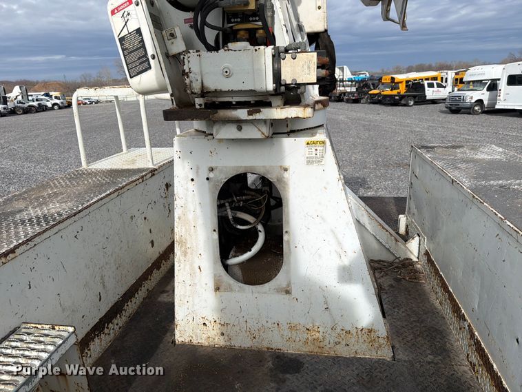 image for item YA2001 2005 Ford F750 Super Duty bucket truck