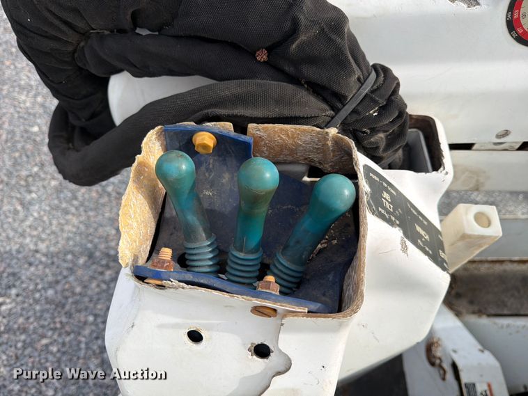 image for item YA2001 2005 Ford F750 Super Duty bucket truck