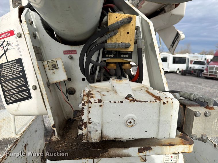 image for item YA2001 2005 Ford F750 Super Duty bucket truck