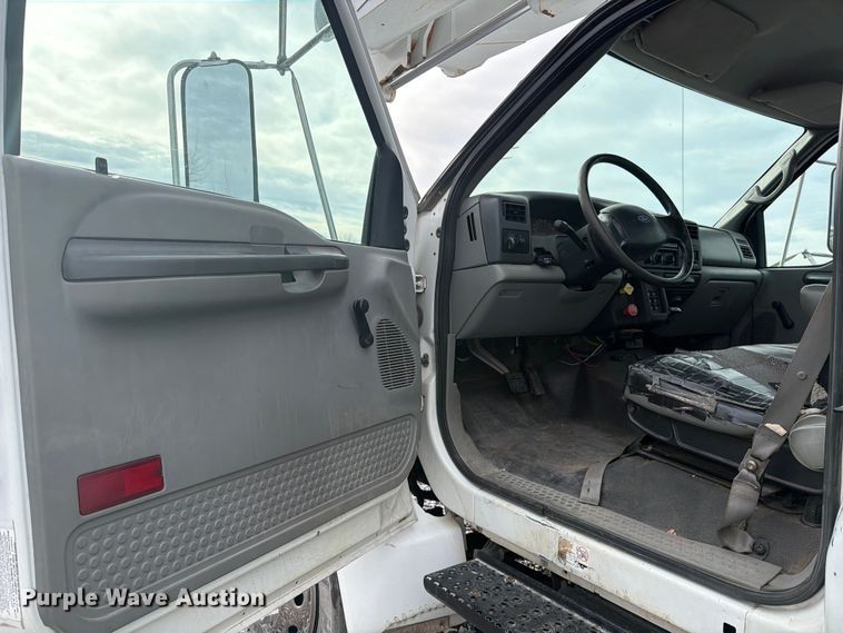 image for item YA2001 2005 Ford F750 Super Duty bucket truck