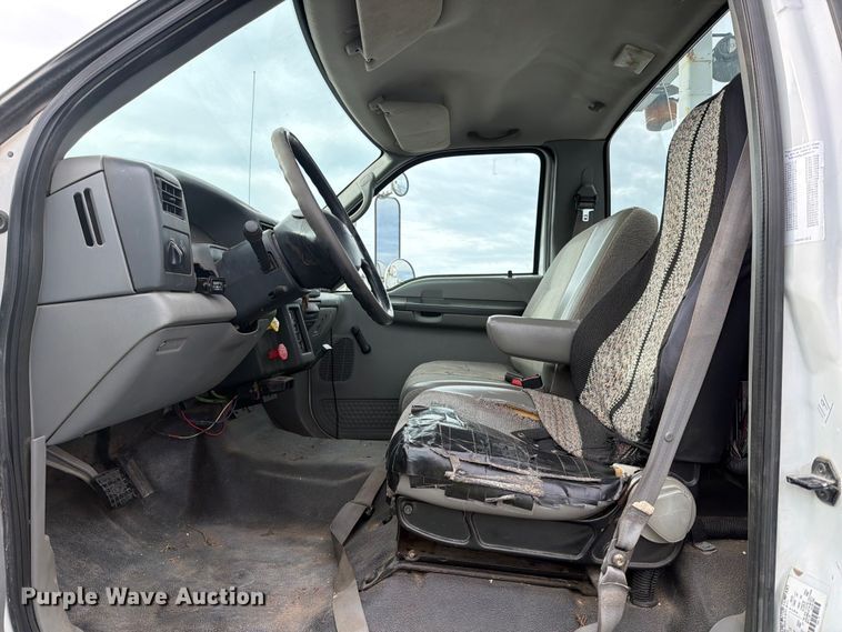 image for item YA2001 2005 Ford F750 Super Duty bucket truck