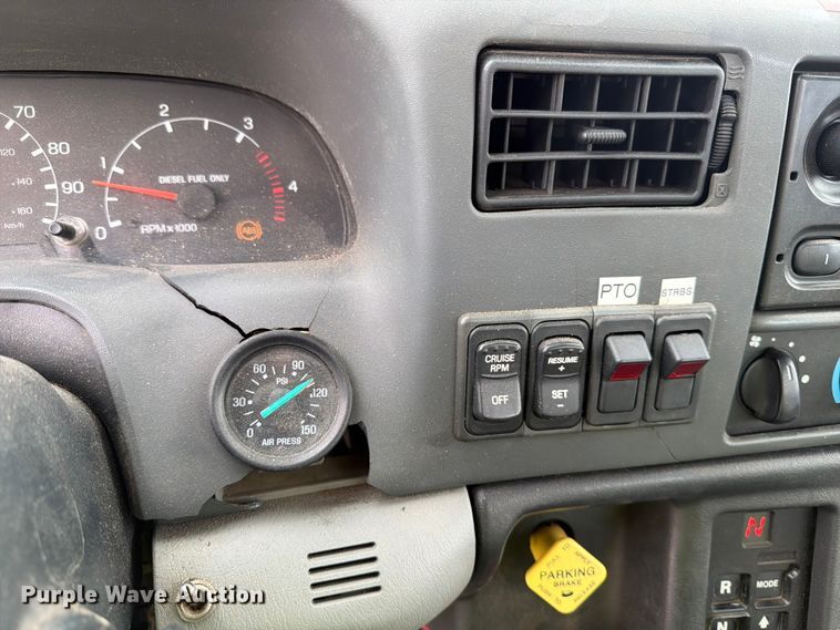 image for item YA2001 2005 Ford F750 Super Duty bucket truck