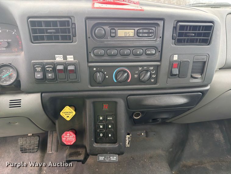 image for item YA2001 2005 Ford F750 Super Duty bucket truck