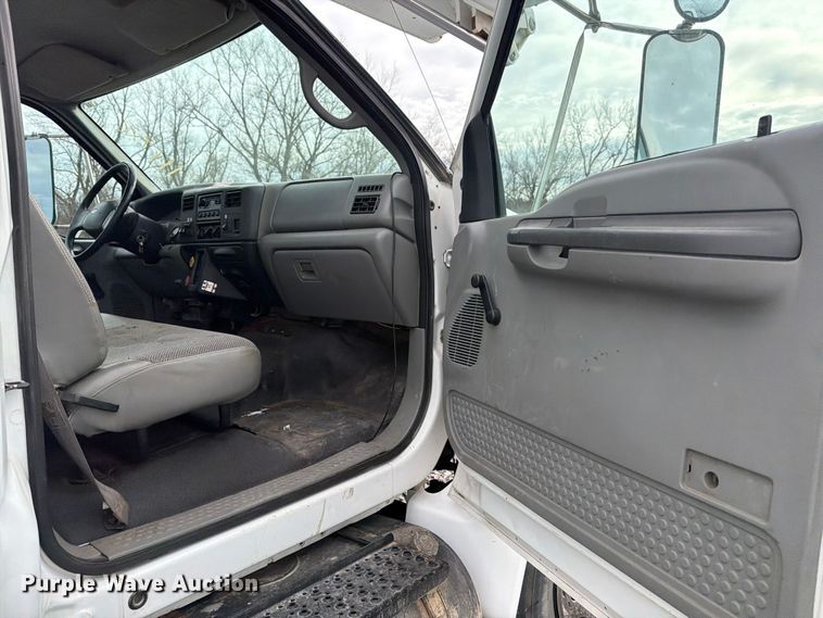 image for item YA2001 2005 Ford F750 Super Duty bucket truck