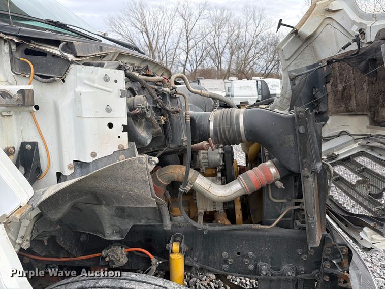 image for item YA2001 2005 Ford F750 Super Duty bucket truck