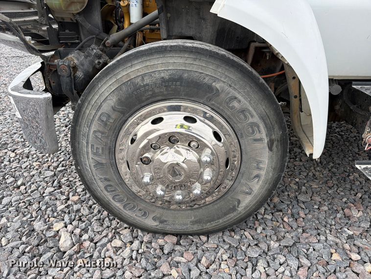 image for item YA2001 2005 Ford F750 Super Duty bucket truck