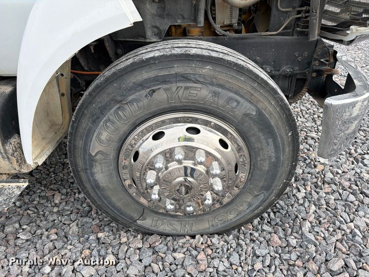 image for item YA2001 2005 Ford F750 Super Duty bucket truck