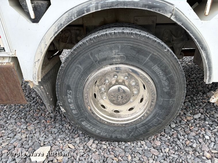 image for item YA2001 2005 Ford F750 Super Duty bucket truck