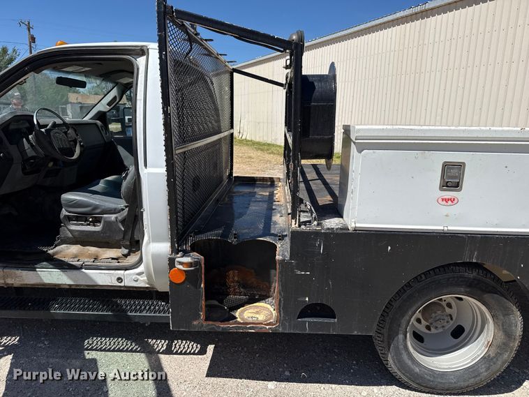 image for item DH1942 2012 Ford F350 Super Duty flatbed pickup truck