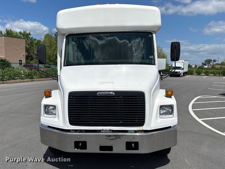 image for item DU0423 2002 Champion Freightliner FB65 shuttle bus