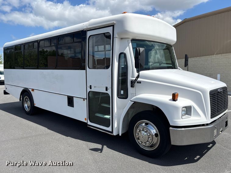 image for item DU0423 2002 Champion Freightliner FB65 shuttle bus