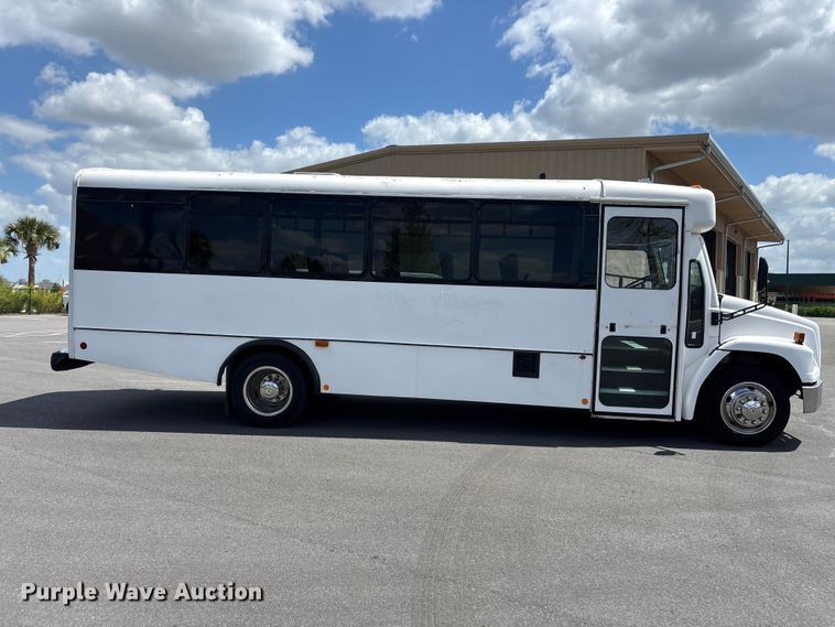 image for item DU0423 2002 Champion Freightliner FB65 shuttle bus