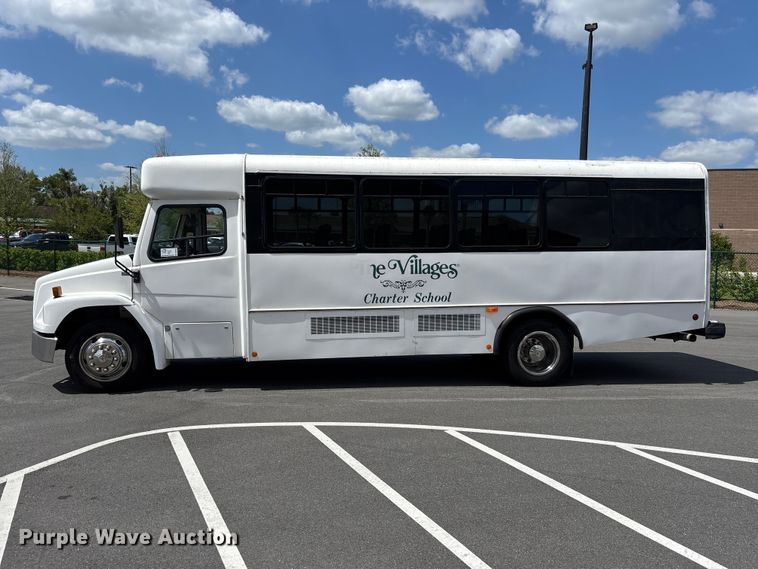 image for item DU0423 2002 Champion Freightliner FB65 shuttle bus