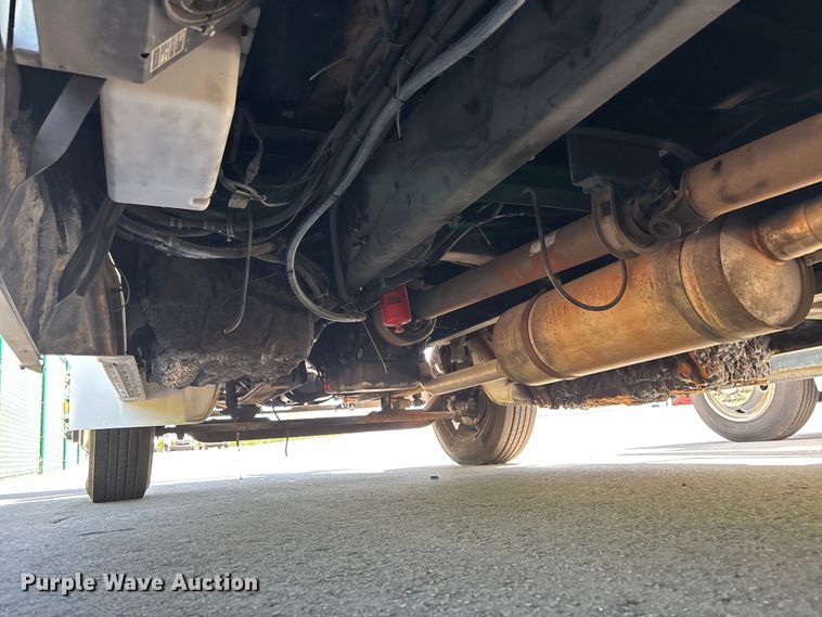 image for item DU0423 2002 Champion Freightliner FB65 shuttle bus