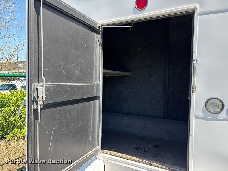 image for item DU0423 2002 Champion Freightliner FB65 shuttle bus