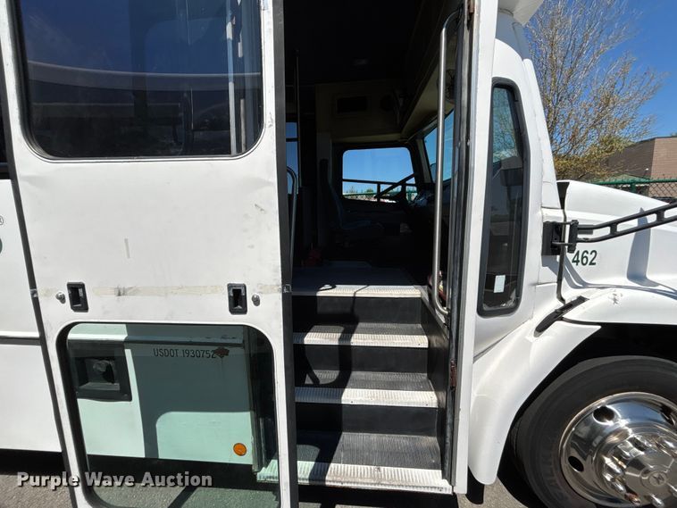 image for item DU0423 2002 Champion Freightliner FB65 shuttle bus