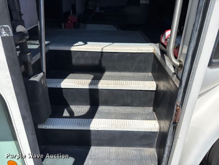 image for item DU0423 2002 Champion Freightliner FB65 shuttle bus