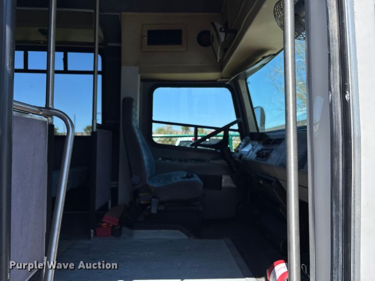 image for item DU0423 2002 Champion Freightliner FB65 shuttle bus