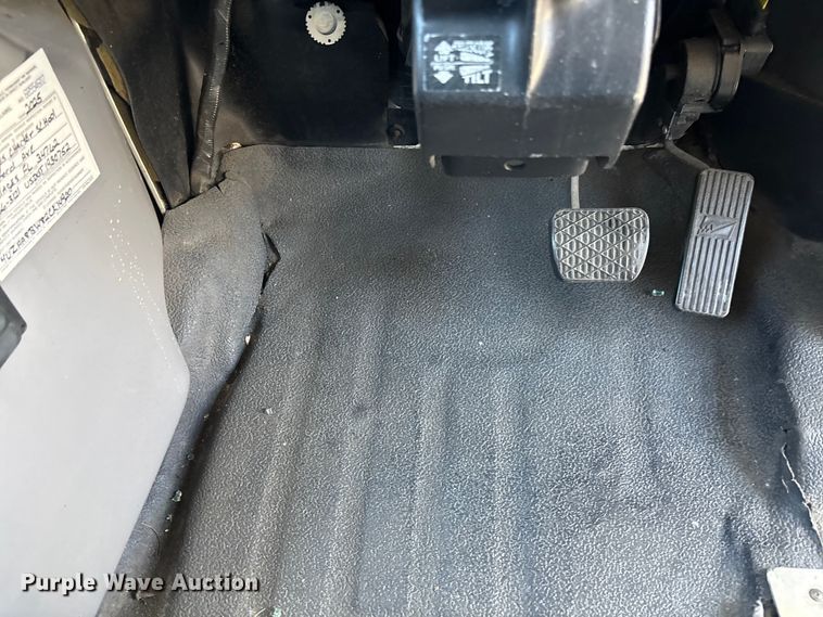 image for item DU0423 2002 Champion Freightliner FB65 shuttle bus