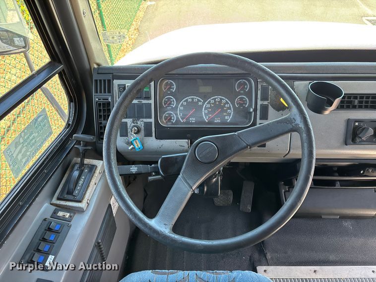 image for item DU0423 2002 Champion Freightliner FB65 shuttle bus