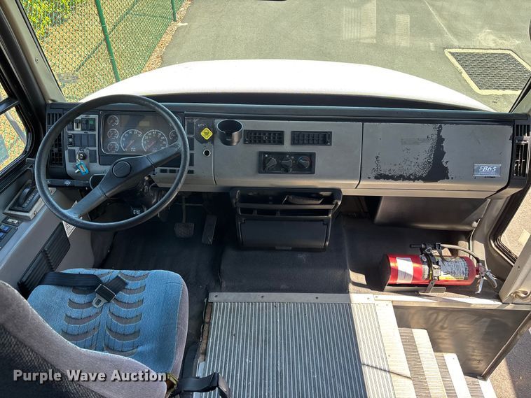 image for item DU0423 2002 Champion Freightliner FB65 shuttle bus