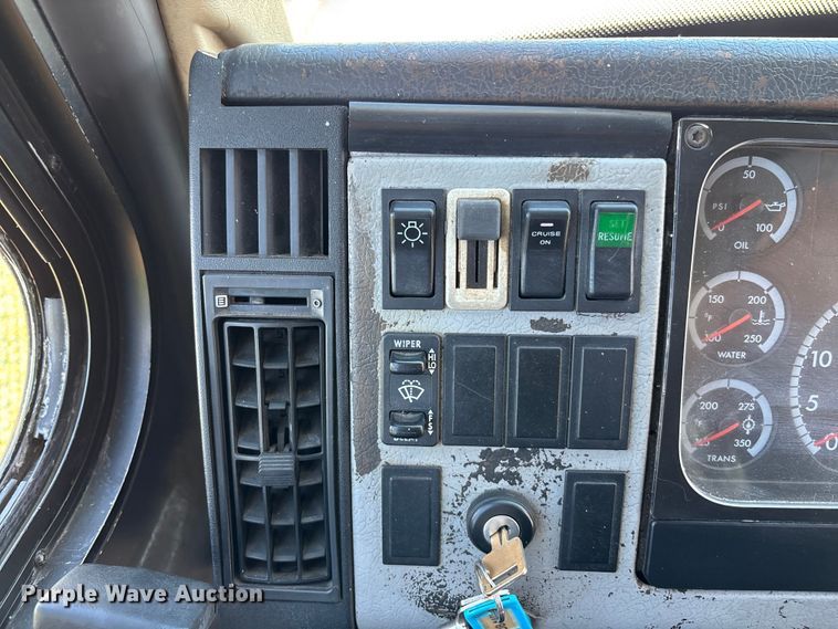 image for item DU0423 2002 Champion Freightliner FB65 shuttle bus