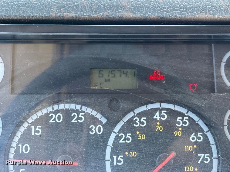 image for item DU0423 2002 Champion Freightliner FB65 shuttle bus