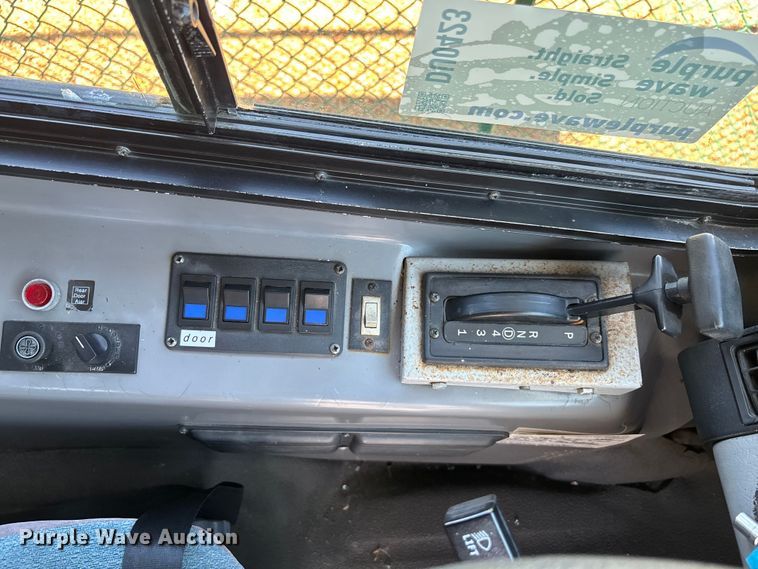 image for item DU0423 2002 Champion Freightliner FB65 shuttle bus