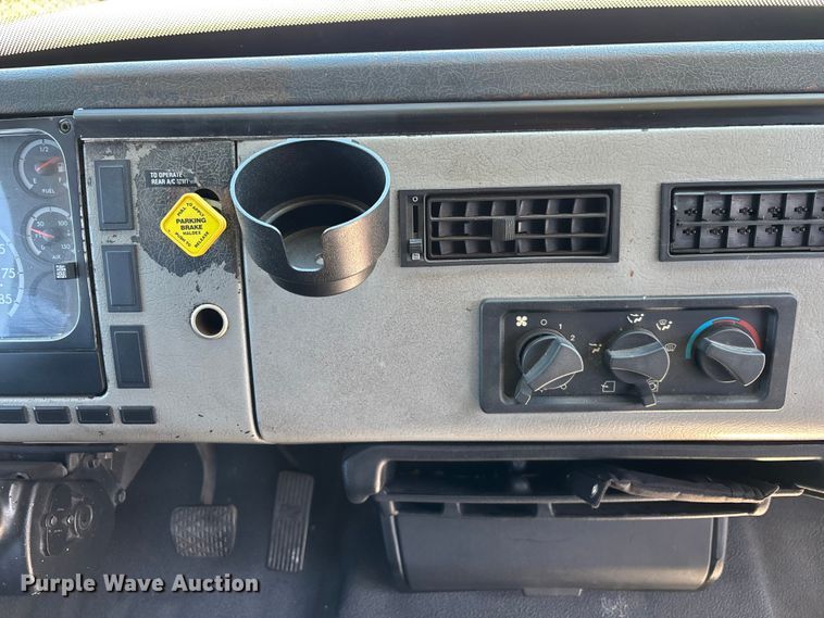 image for item DU0423 2002 Champion Freightliner FB65 shuttle bus