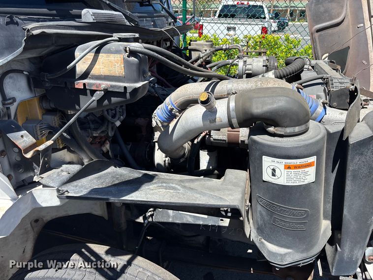 image for item DU0423 2002 Champion Freightliner FB65 shuttle bus