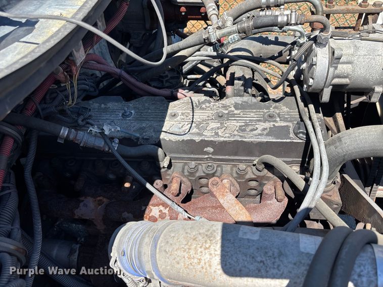 image for item DU0423 2002 Champion Freightliner FB65 shuttle bus