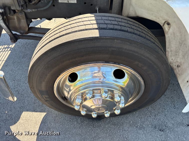 image for item DU0423 2002 Champion Freightliner FB65 shuttle bus