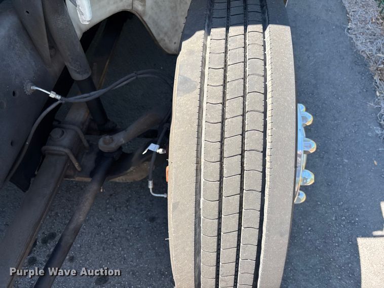 image for item DU0423 2002 Champion Freightliner FB65 shuttle bus