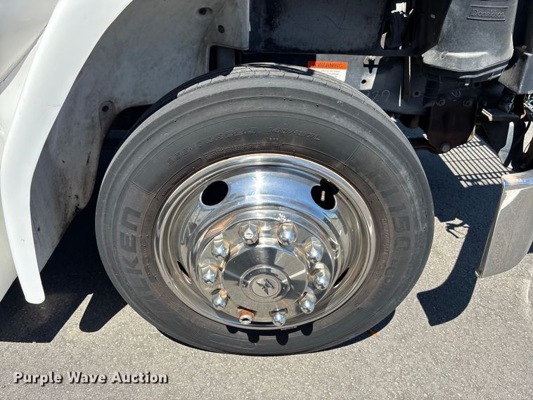 image for item DU0423 2002 Champion Freightliner FB65 shuttle bus