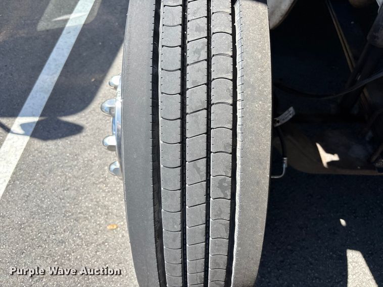 image for item DU0423 2002 Champion Freightliner FB65 shuttle bus