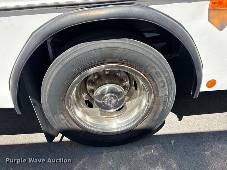 image for item DU0423 2002 Champion Freightliner FB65 shuttle bus