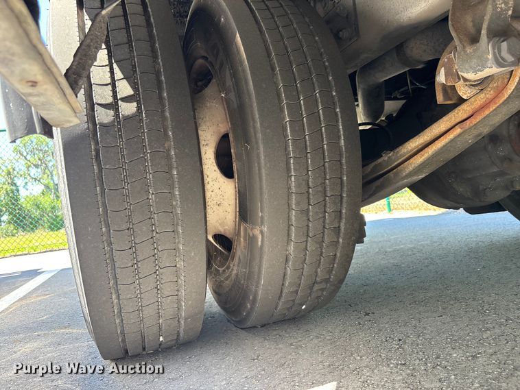 image for item DU0423 2002 Champion Freightliner FB65 shuttle bus