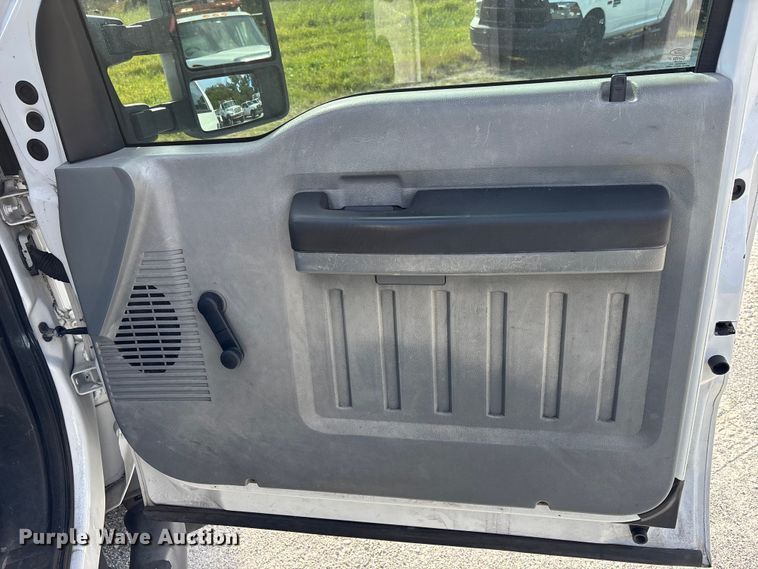 image for item DU2626 2015 Ford F550 Super Duty utility / service truck