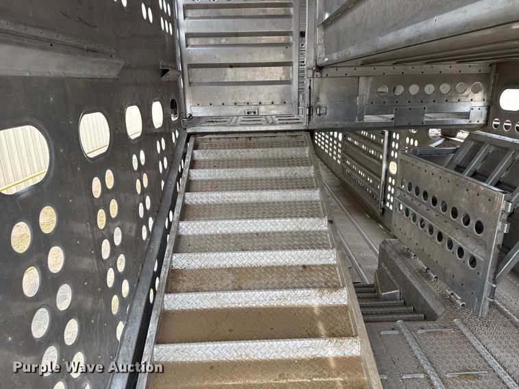 image for item DZ5371 2007 Merritt livestock trailer