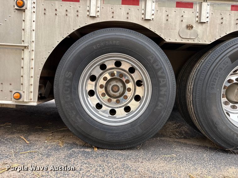 image for item DZ5371 2007 Merritt livestock trailer